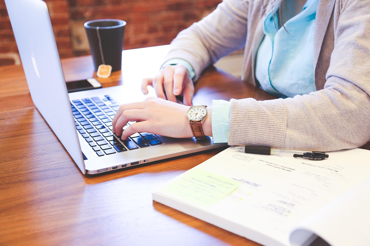 Calendar and paperwork representing the deadline to file a car accident claim
